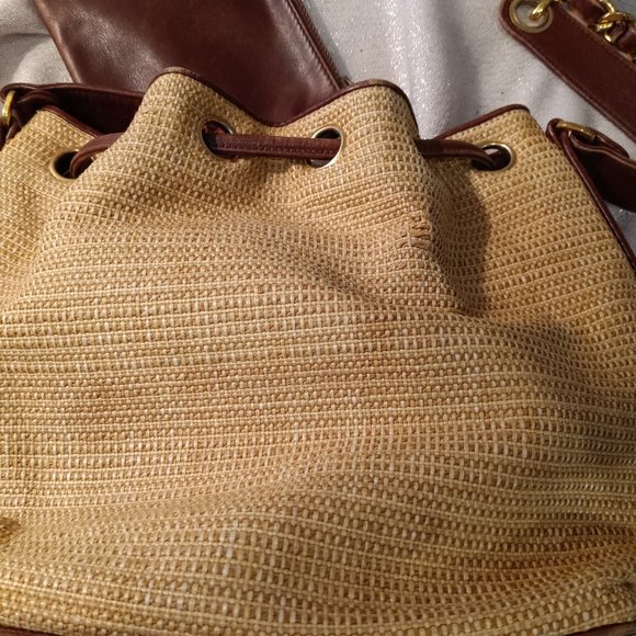 Chanel Vintage drawstring bucket tote bag with pouch and CC gold hardware - Picture 11 of 15